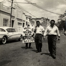 Rodolfo Izaguirre (con máscara), Edmundo Aray, y Carlos Contramaestre. 1961. Promocionando la exposición "Homenaje a la cursilería".